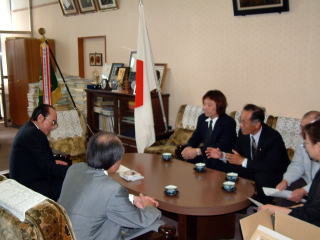 市長とスタッフ写真