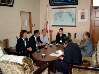 市長とスタッフ写真