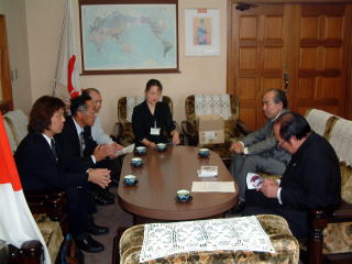 市長とスタッフ写真