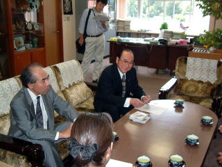 市長とスタッフ写真