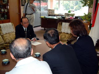 市長とスタッフ写真