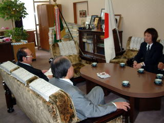 市長とスタッフ写真