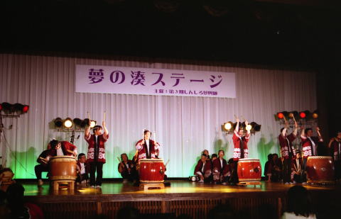 みどりの家、太鼓演奏写真